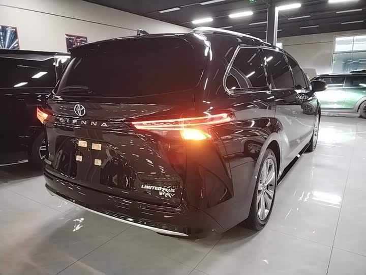 Toyota Sienna, 2025 — фото 7 из 9