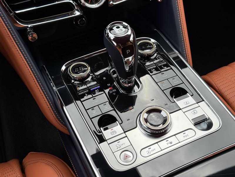 Bentley Flying Spur, 2023 — фото 10 из 12