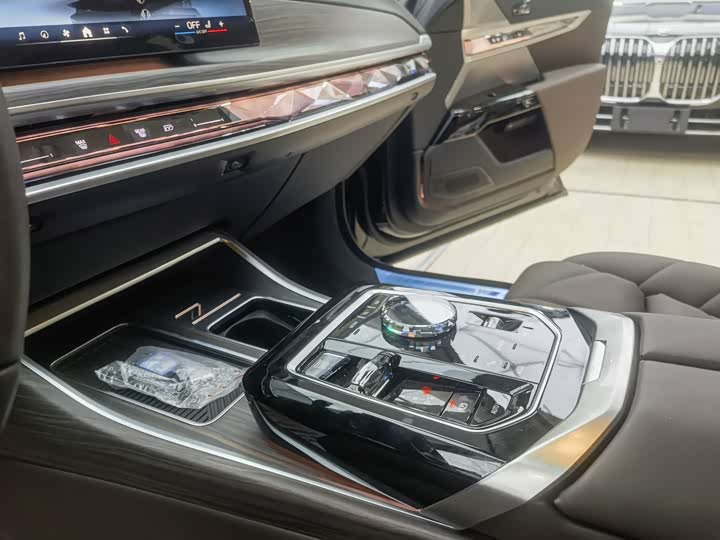BMW 7 Series, 2025 — фото 9 из 9