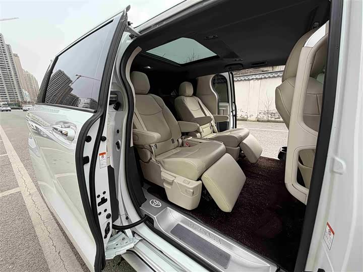 Toyota Granvia, 2024 — фото 7 из 9