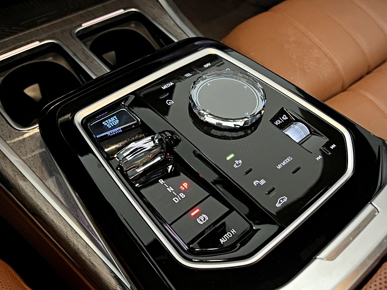 BMW i7, 2024 — фото 8 из 12