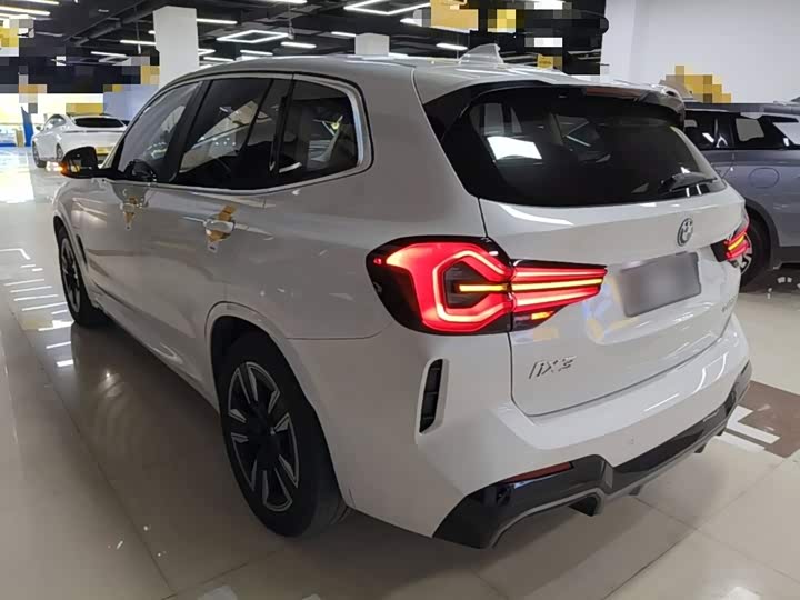 BMW iX3, 2023 — фото 5 из 9