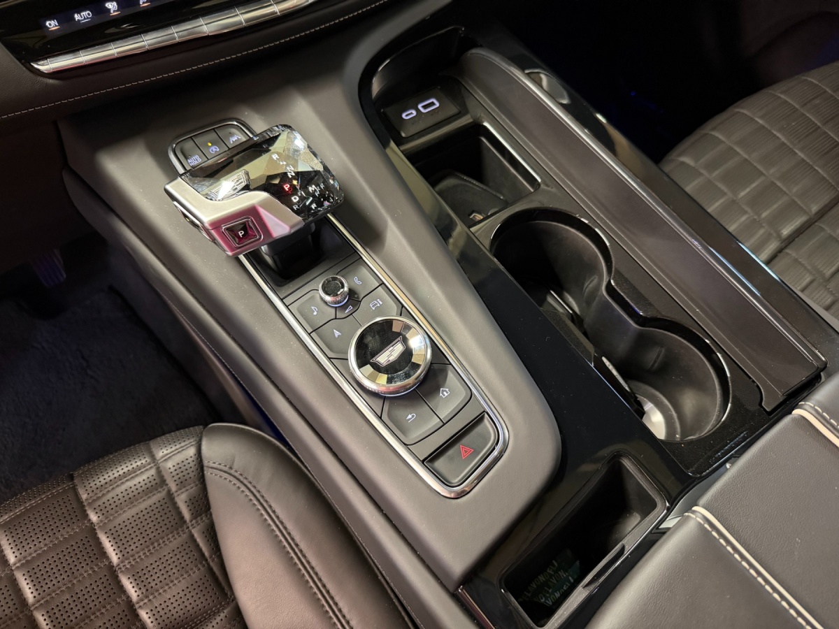 Cadillac Escalade, 2023 — фото 10 из 12