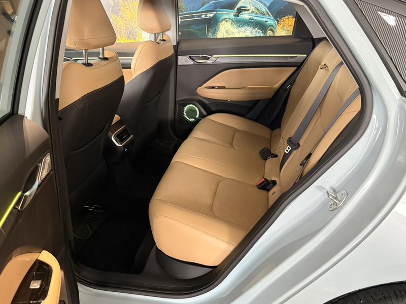 Geely Emgrand L Hi·P Hybrid, 2023 — фото 10 из 11