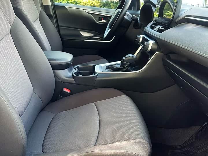 Toyota RAV4, 2023 — фото 8 из 9