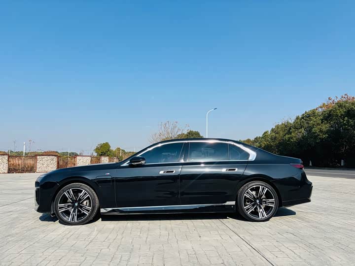 BMW i7, 2023 — фото 3 из 10