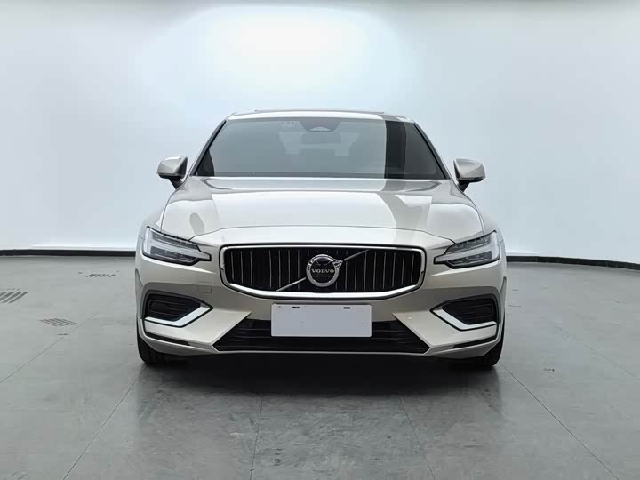 Volvo S60, 2022 — фото 2 из 9
