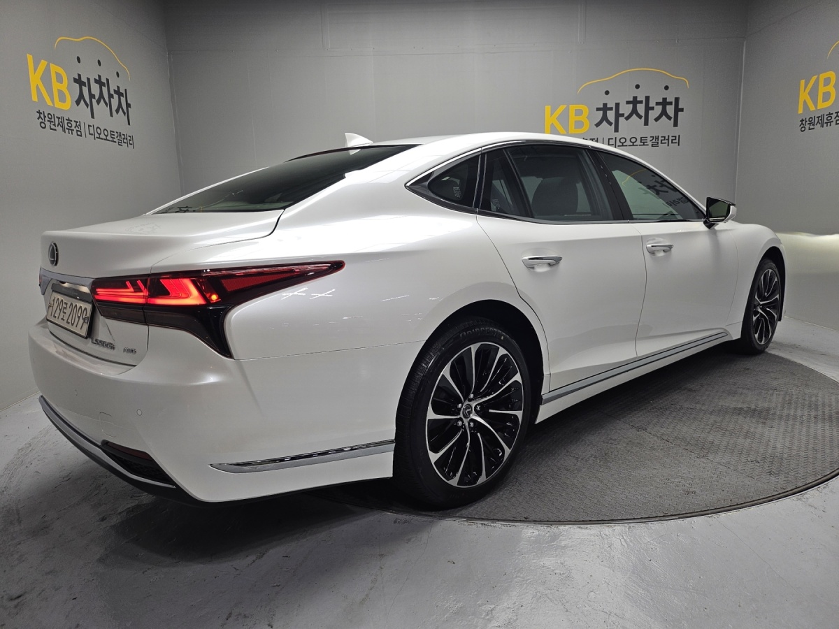 Lexus LS, 2022 — фото 4 из 12