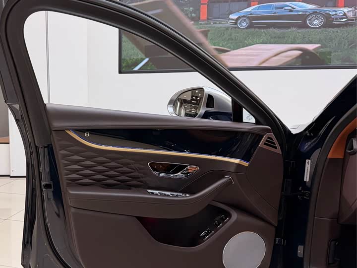 Bentley Flying Spur Hybrid, 2022 — фото 8 из 9