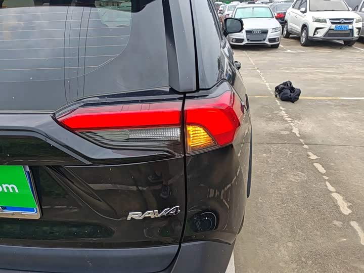 Toyota RAV4, 2023 — фото 8 из 9
