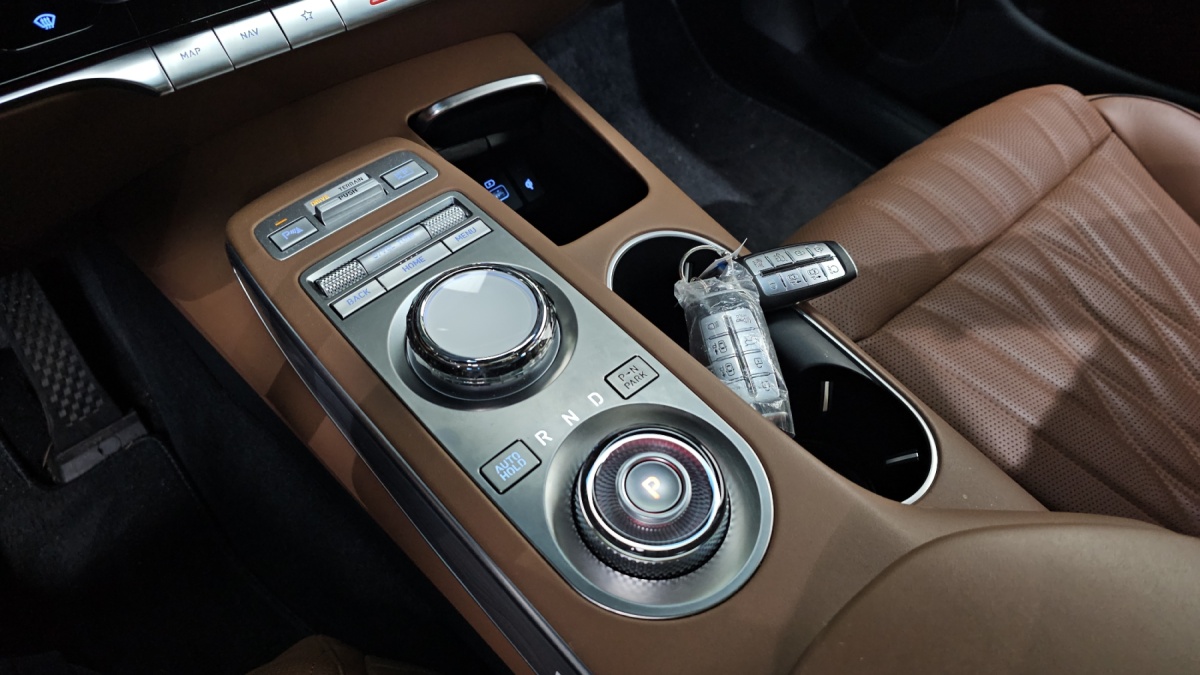 Genesis GV70, 2023 — фото 9 из 12