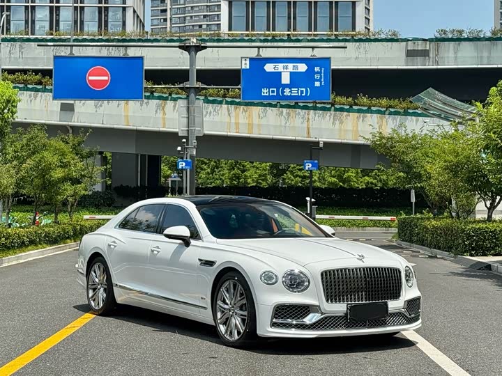 Bentley Flying Spur Hybrid, 2022 — фото 2 из 9