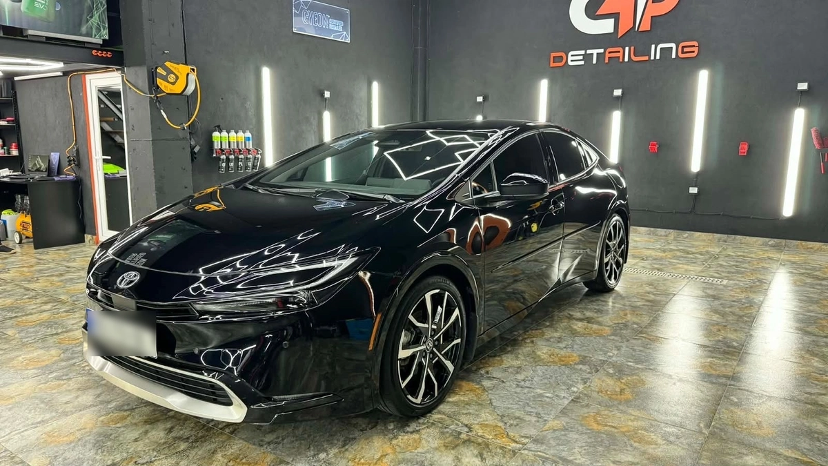 Toyota Prius, 2023 — фото 2 из 10
