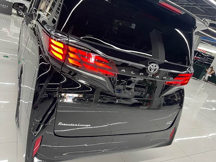 Toyota Alphard, 2024 — фото 7 из 9