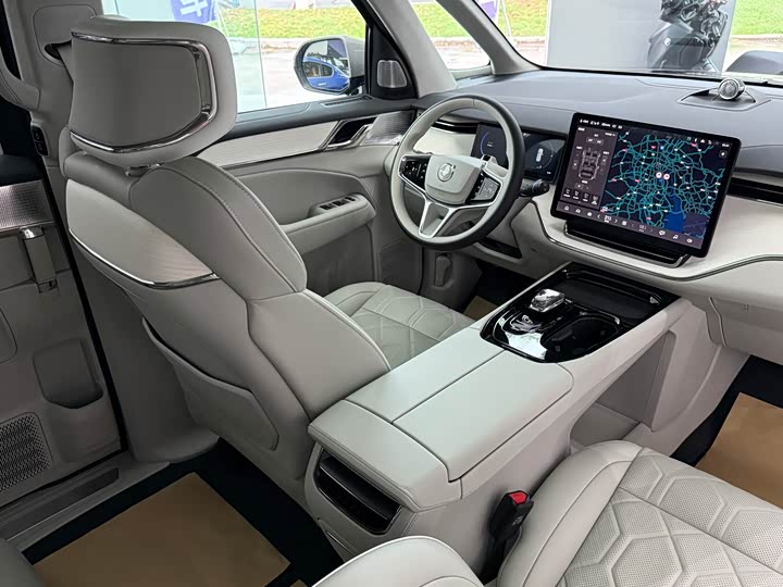 Volvo EM90, 2023 — фото 5 из 9