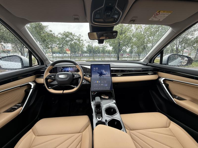 Geely Atlas L, 2023 — фото 8 из 12