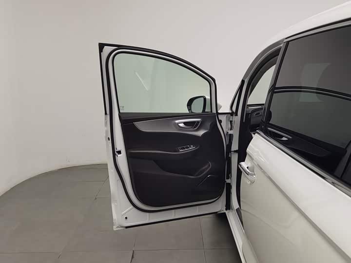 Roewe iMax 8, 2023 — фото 8 из 9