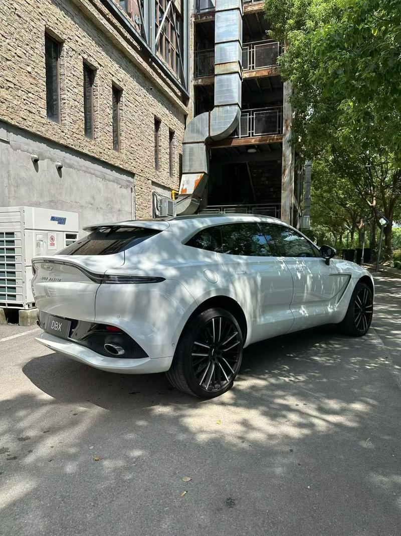 Aston Martin DBX, 2023 — фото 4 из 9