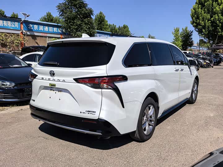 Toyota Sienna, 2024 — фото 6 из 9