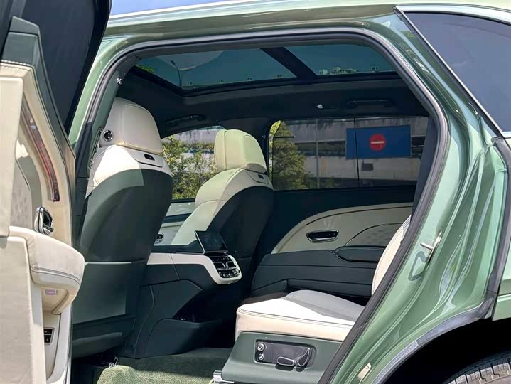 Bentley Bentayga, 2023 — фото 4 из 9