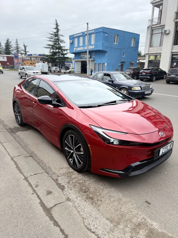 Toyota Prius, 2023 — фото 3 из 11