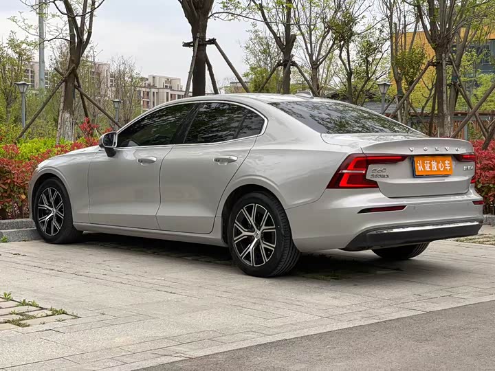 Volvo S60, 2023 — фото 7 из 9