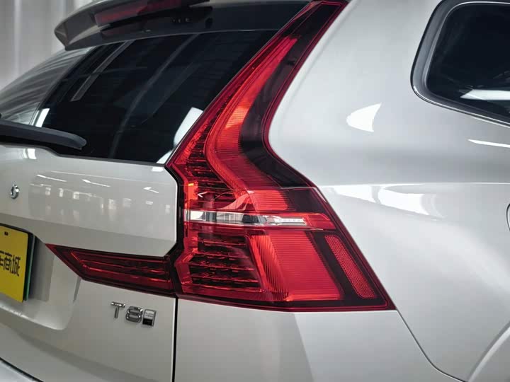 Volvo XC60 Hybrid, 2024 — фото 6 из 9