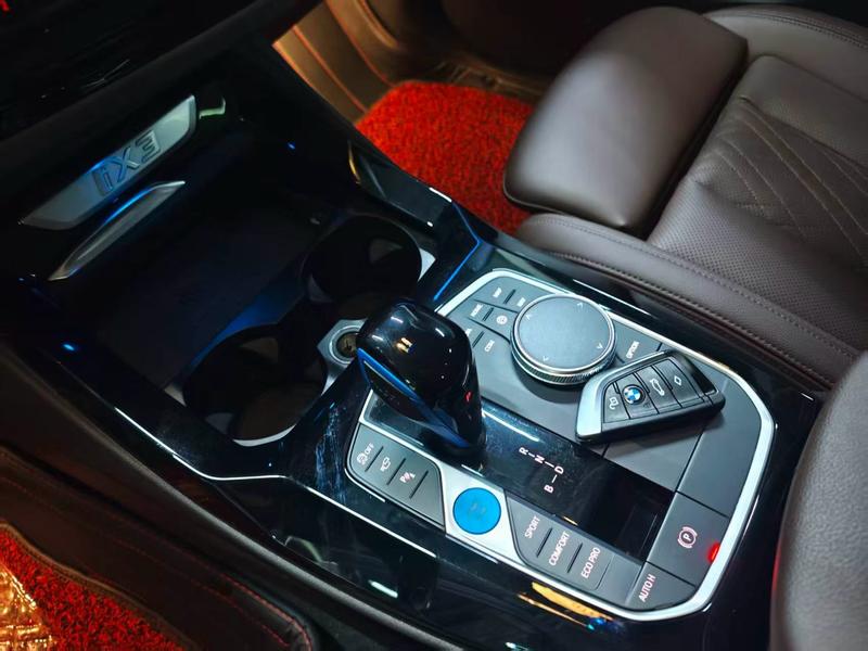 BMW iX3, 2022 — фото 7 из 9