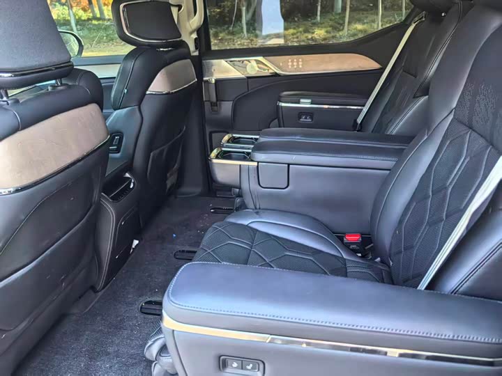 Volvo EM90, 2024 — фото 9 из 9