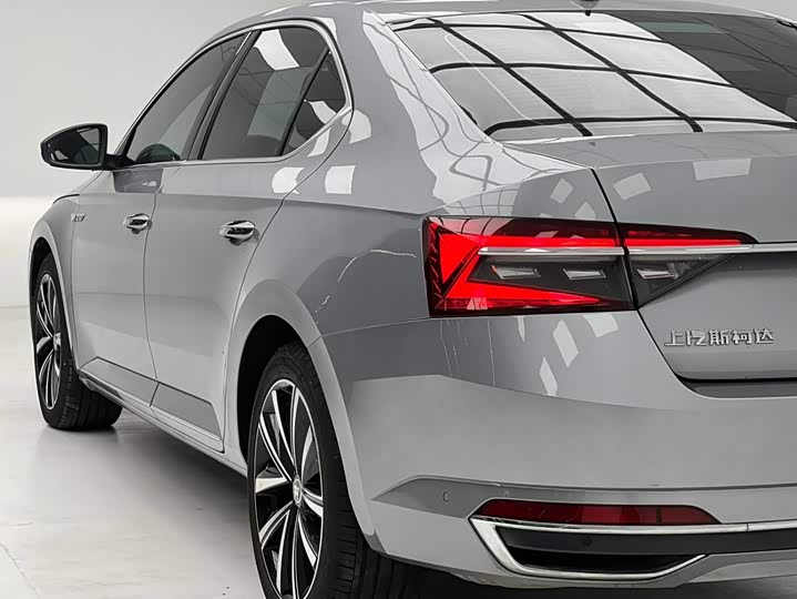 Skoda Superb, 2023 — фото 7 из 9