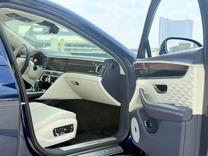 Bentley Flying Spur, 2024 — фото 7 из 9