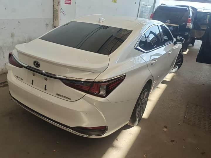 Lexus ES, 2023 — фото 2 из 5