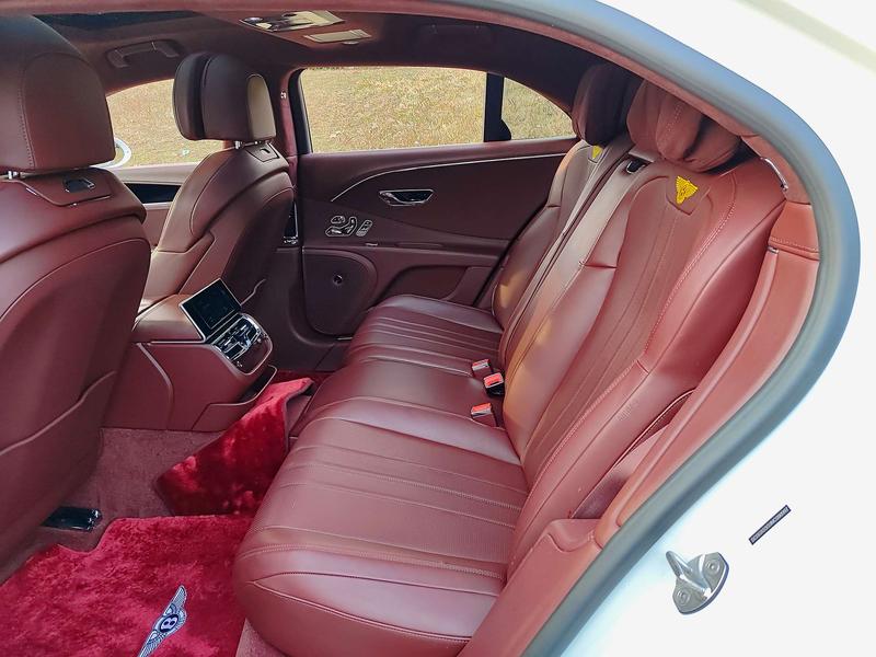 Bentley Flying Spur, 2023 — фото 8 из 9