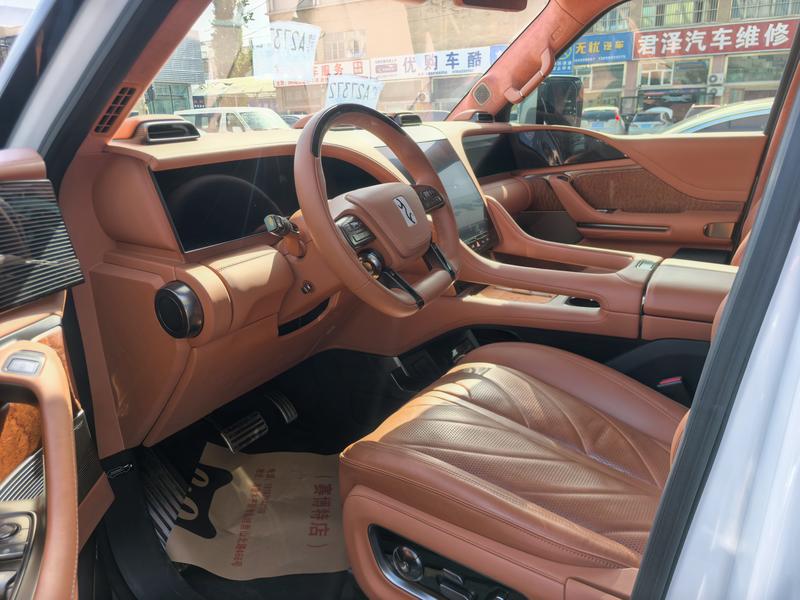 BYD Yangwang U8, 2023 — фото 7 из 9