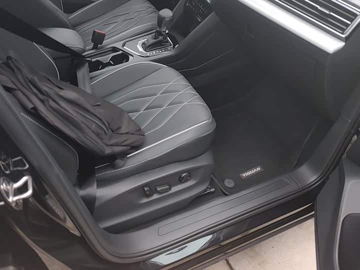 Volkswagen Tiguan L Hybrid, 2025 — фото 8 из 9