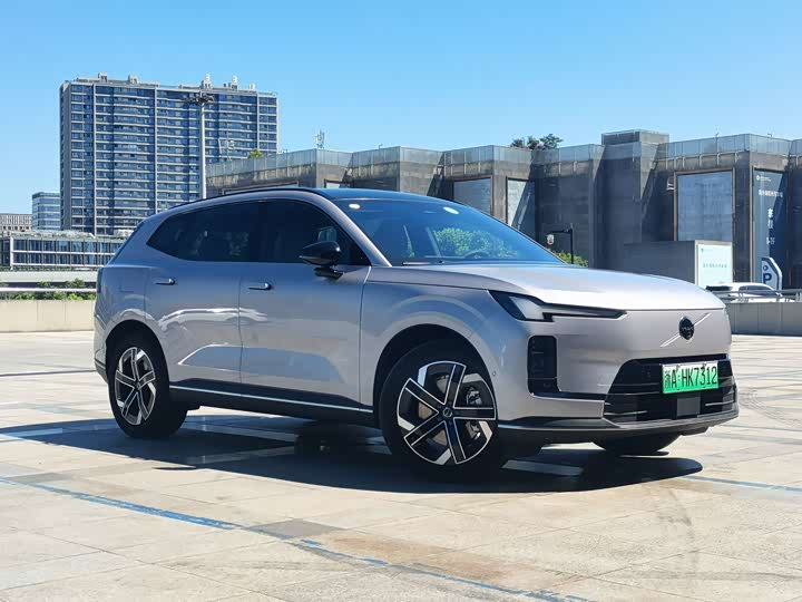 Volvo XC70 Hybrid, 2026 — фото 3 из 9