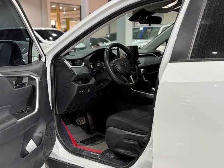 Toyota RAV4, 2023 — фото 4 из 9