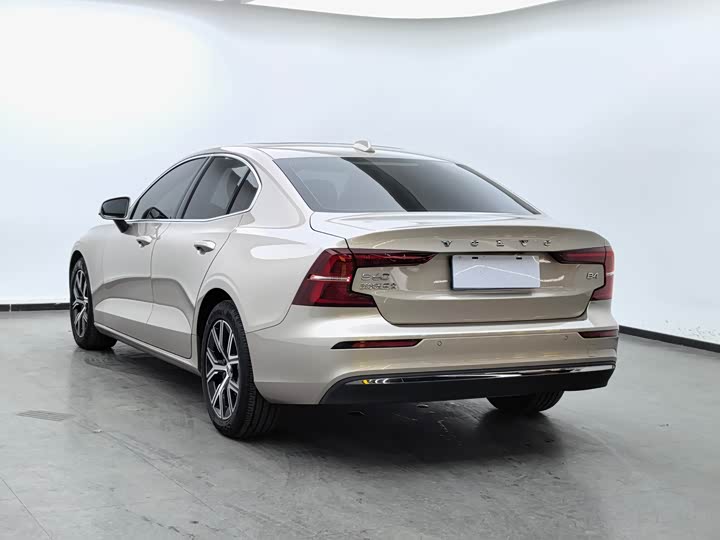 Volvo S60, 2022 — фото 6 из 9
