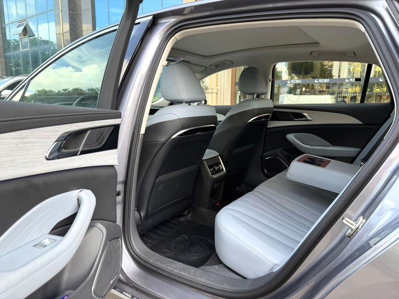 Hongqi H5 Hybrid, 2025 — фото 7 из 8