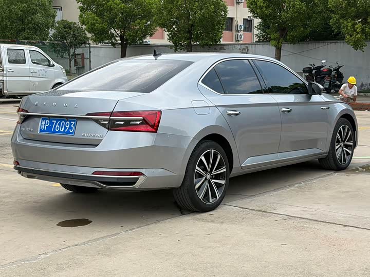 Skoda Superb, 2023 — фото 5 из 9