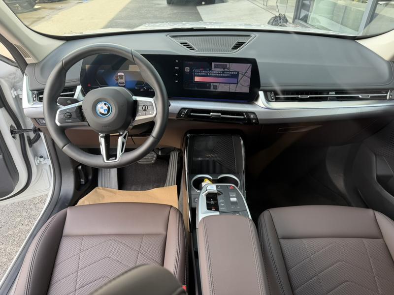 BMW iX1, 2025 — фото 7 из 11