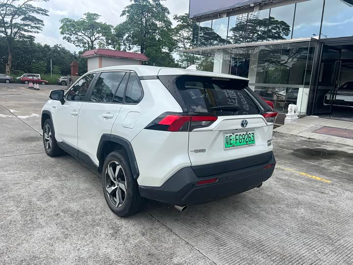 Toyota RAV4 Hybrid, 2022 — фото 7 из 9