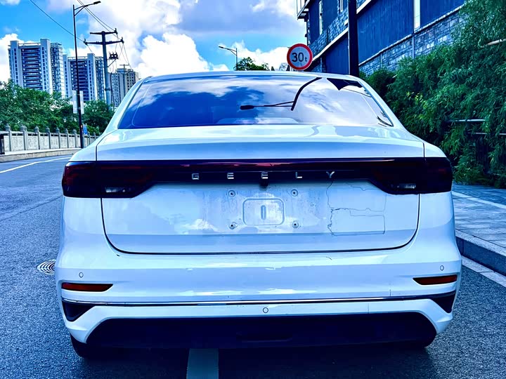 Geely Emgrand, 2022 — фото 7 из 9