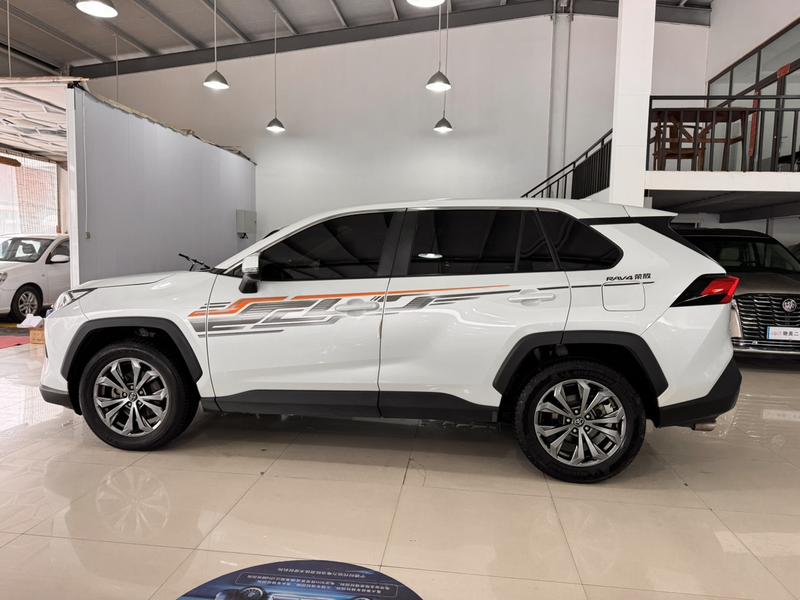 Toyota RAV4, 2023 — фото 4 из 12