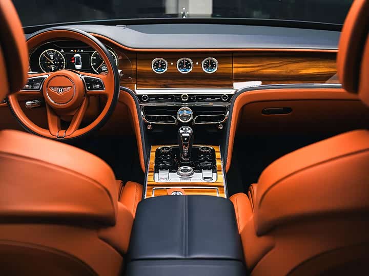 Bentley Flying Spur Hybrid, 2024 — фото 4 из 9