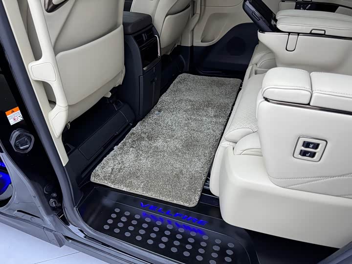 Toyota Vellfire, 2024 — фото 7 из 9