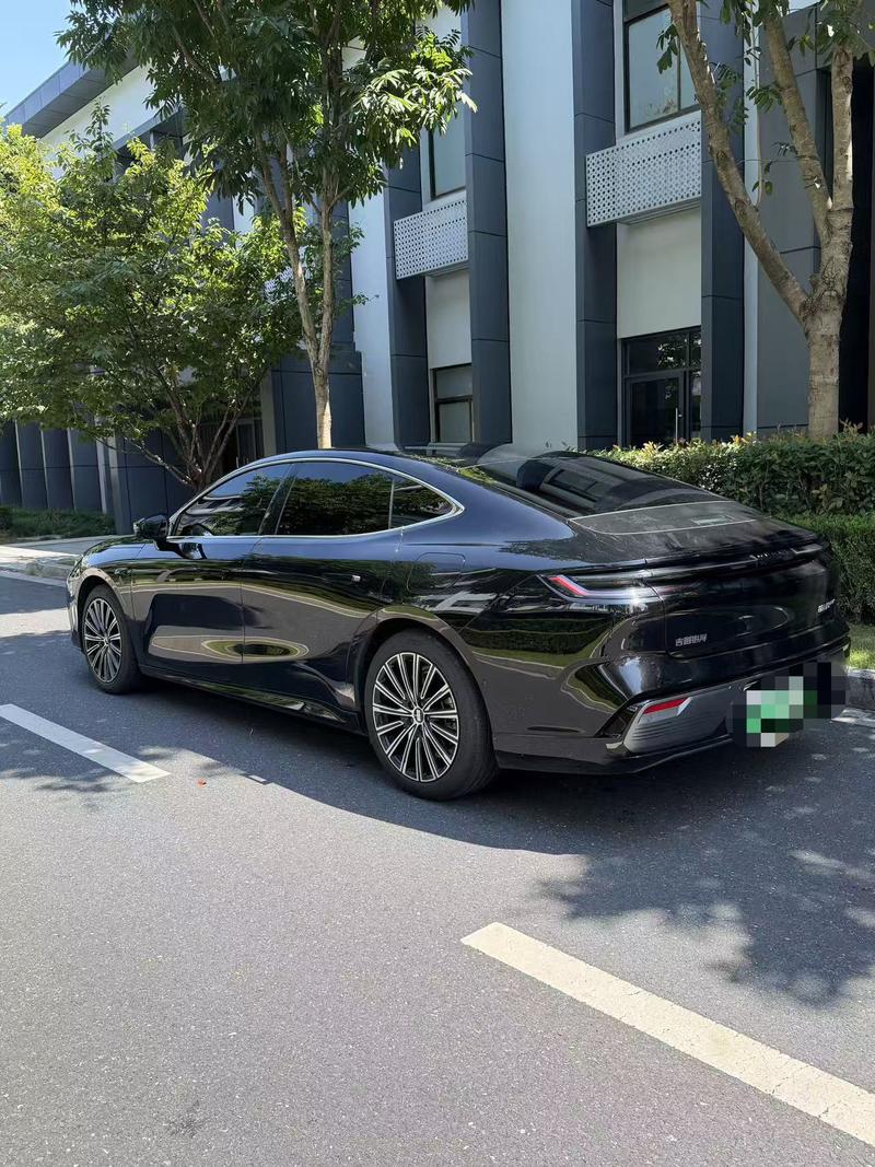 Geely Galaxy Starshine 8 EM-i, 2025 — фото 3 из 10