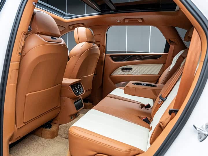 Bentley Bentayga, 2022 — фото 8 из 9
