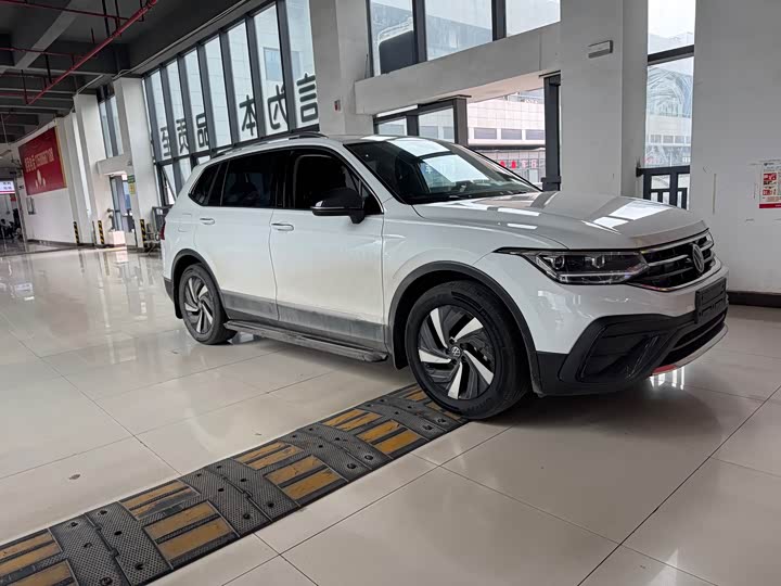 Volkswagen Tiguan L Pro, 2024 — фото 2 из 9