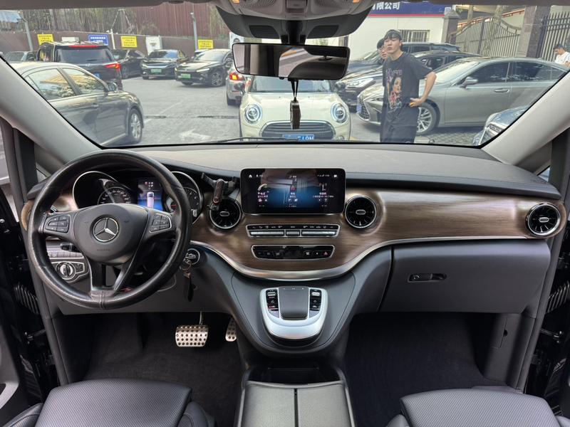 Mercedes-Benz V-Class, 2023 — фото 7 из 12
